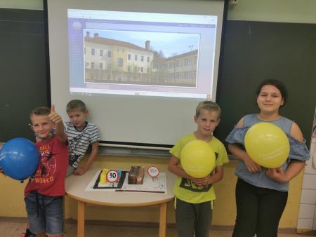 učenci 3. b so po skupinah izdelovali maketo šole (MŠ Primož Trubar) 2